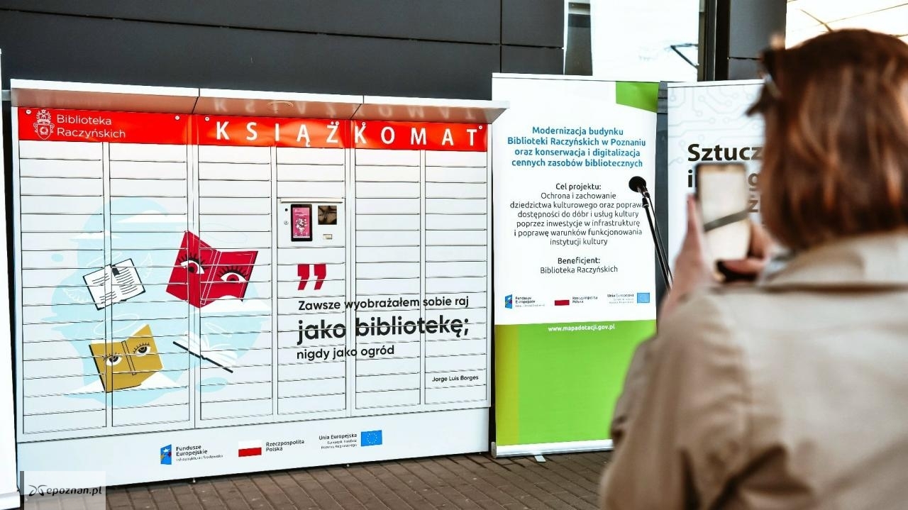 Jeden z książkomatów stanął przy pętli tramwajowej na Junikowie | fot. poznan.pl
