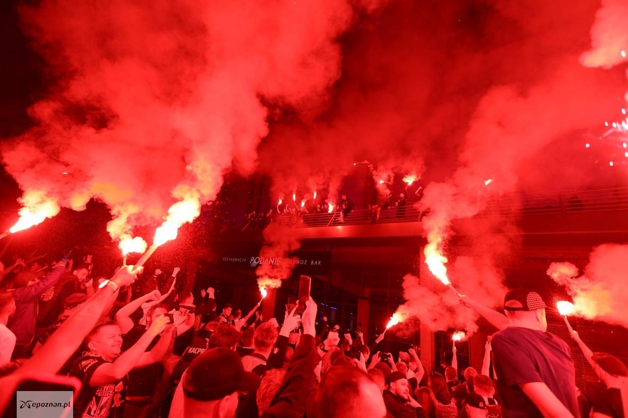 Tak świętowano mistrzostwo Lecha Poznań w sobotę przy stadionie na Bułgarskiej | fot. LT