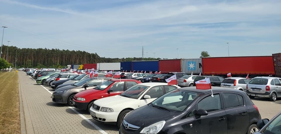 Oflagowane auta na jednym z parkingów | fot. NSZZ "Solidarność" IKEA Industry IKEA Retail / FB