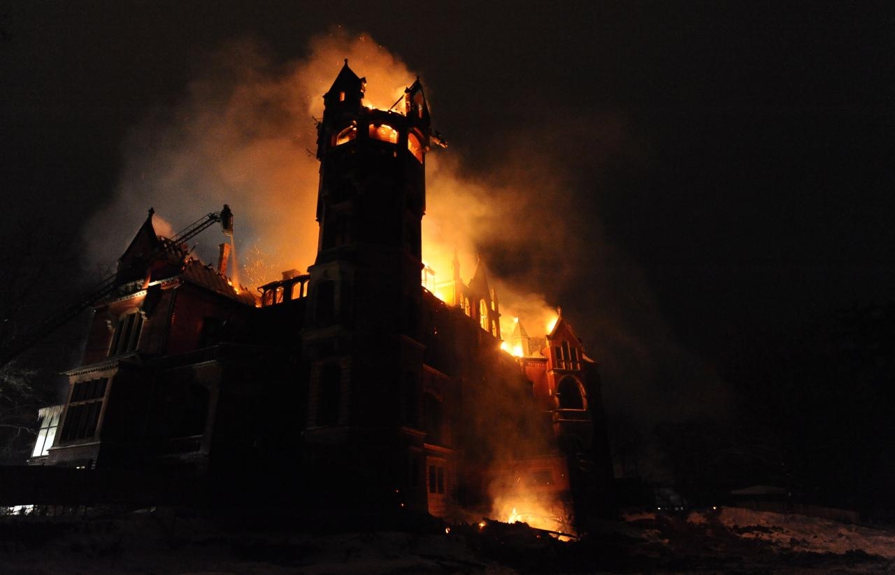 Pożar pałacu w 2011 roku | fot. PAP/Jakub Kaczmarczyk