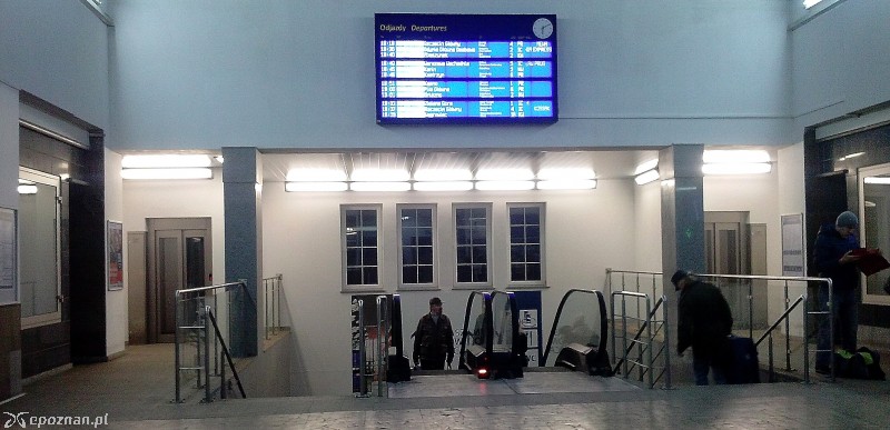 Nowy ekran z odjazdami pociągów w budynku Dworca Zachodniego | fot. Czytelnik