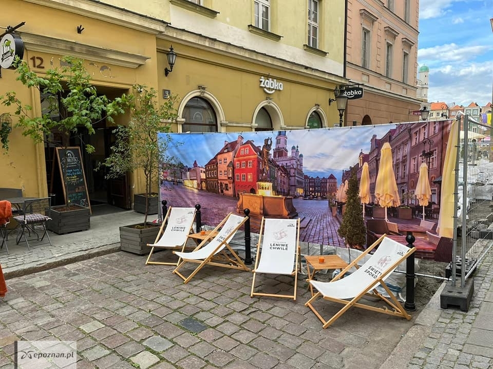 Kreatywny pomysł na zrobienie zdjęcia na Starym Rynku. | fot. Szarlotta Restaurant