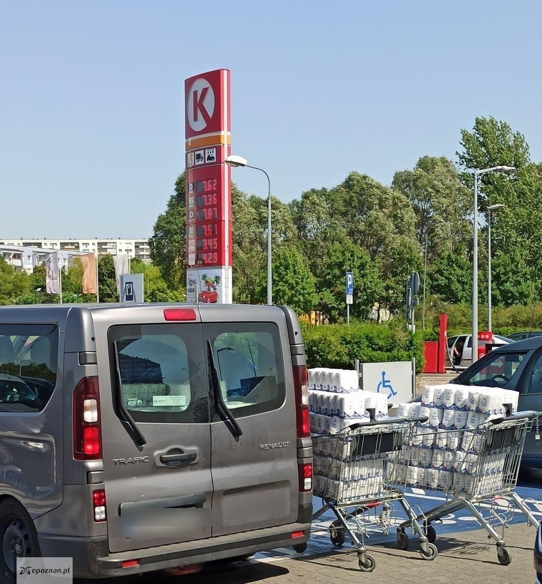 Parking pod marketem na poznańskich Ratajach. | fot. Czytelnik