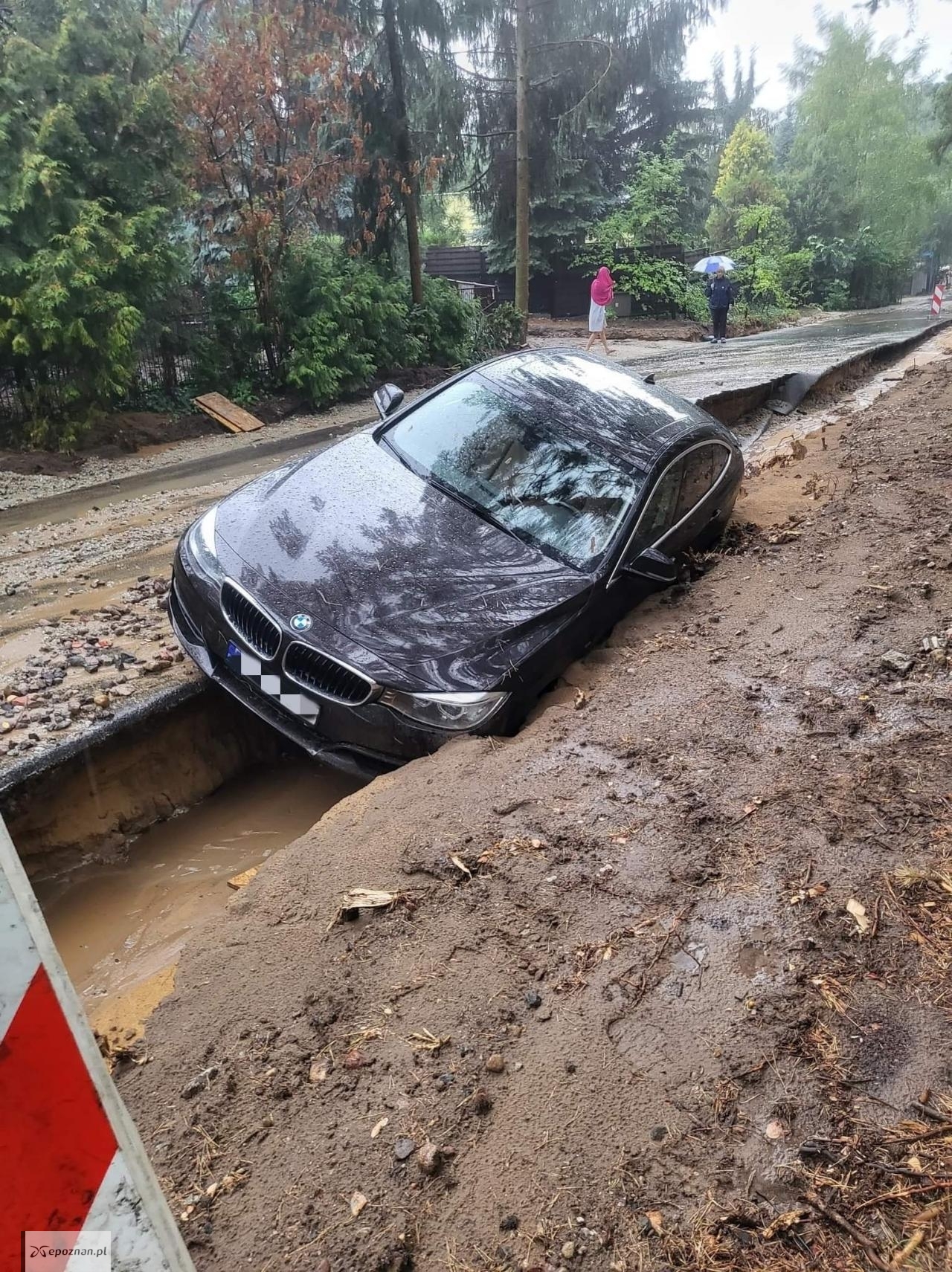 Dominice - woda podmyła asfalt. Auto wpadło w wyrwę. | fot. OSP KSRG Włoszakowice