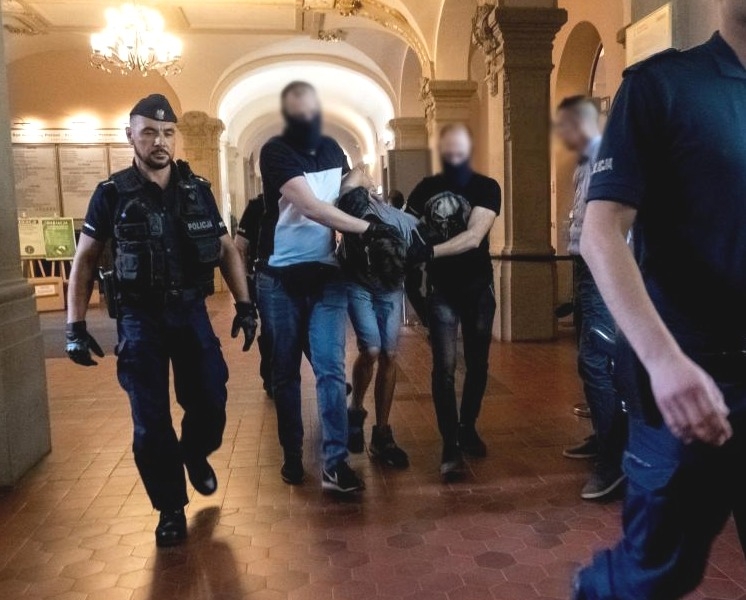 Doprowadzenie podejrzanego 17-latka na posiedzenie aresztowe w sądzie w Poznaniu. | fot. Marek Zakrzewski, PAP