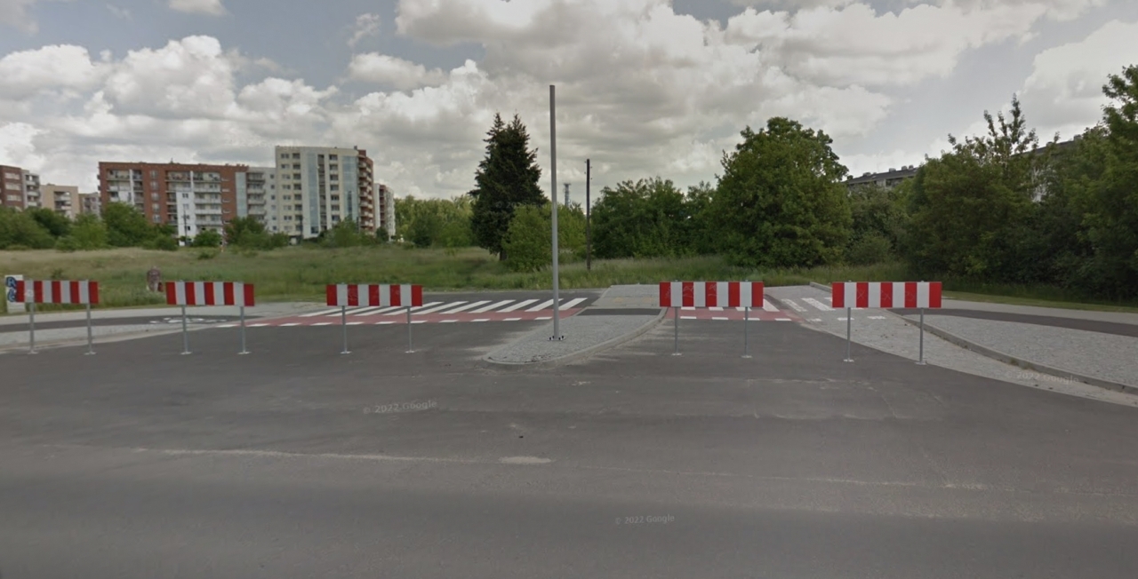 Ujęcie z 2017 roku. Dziś przy skrzyżowaniu stoją nowe bloki i powstają kolejne | fot. Google Street View