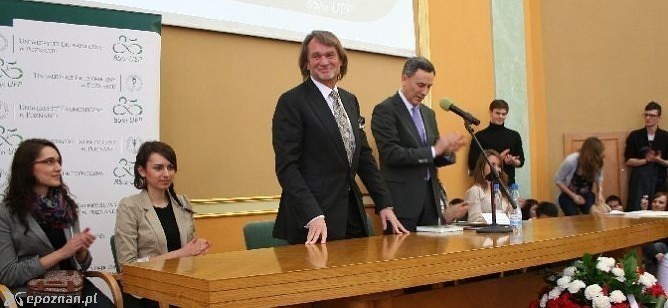 Do grona absolwentów UE należy między innymi Jan Kulczyk. Na zdjęciu Jan Kulczyk oraz rektor UE Marian Gorynia podczas wykładu w uczelnianej auli.