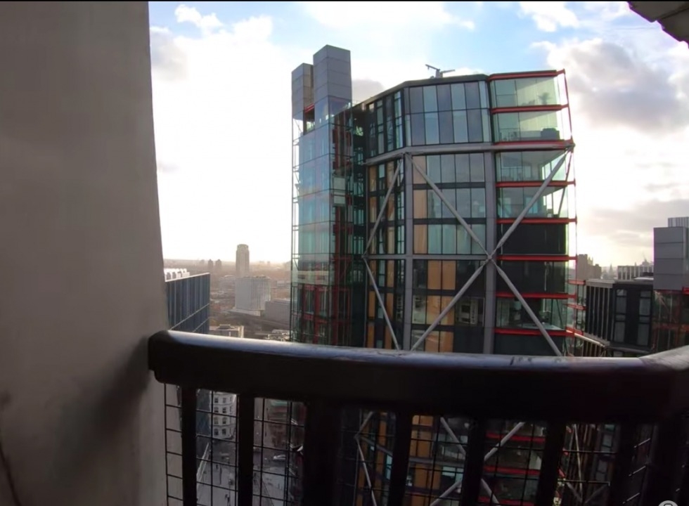 Widok z tarasu w Tate Modern w Londynie na budynki mieszkalne | fot. Youtube.com