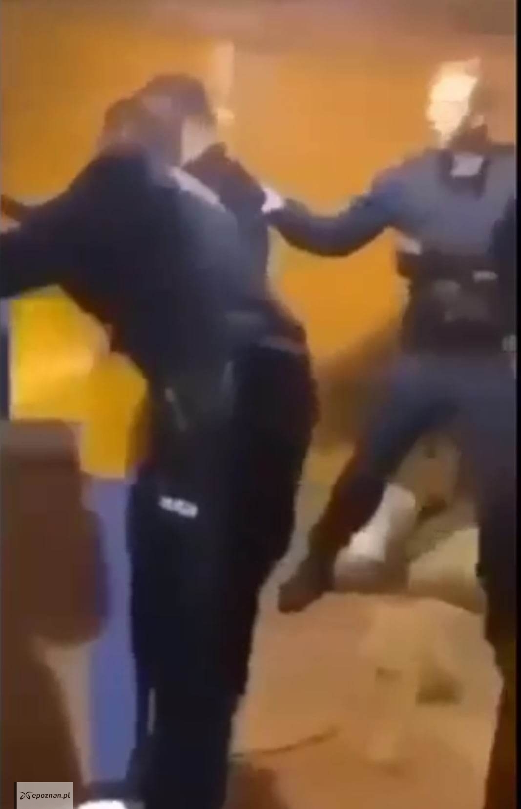 Policjanci próbowali dostać się na strych do kobiety. | fot. Kadr z filmu, który został opublikowany na Facebooku