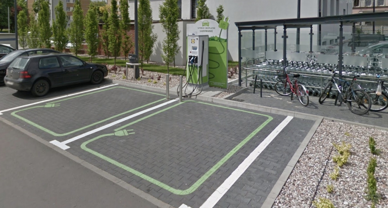 Stacja ładowania przy poznańskim Lidlu | fot. Google Street View
