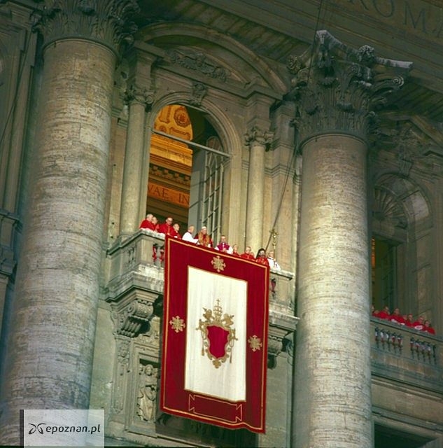 Karol Wojtyła jako Jan Paweł II w dniu wyboru na papieża | fot. Vaticano / Wikipedia
