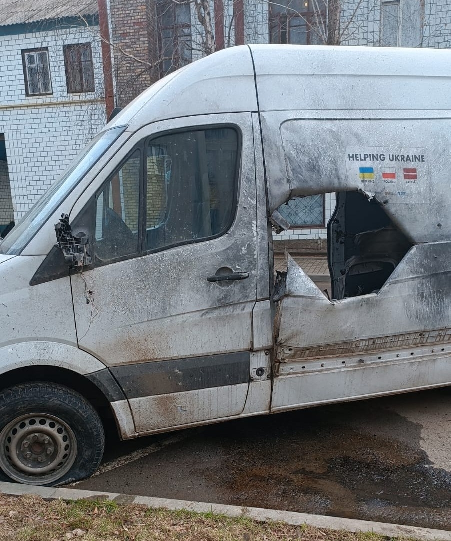 Pojazd, którym jechali wolontariusze | fot. Doradca szefa MSW Ukrainy Anton Heraszczenko / TT