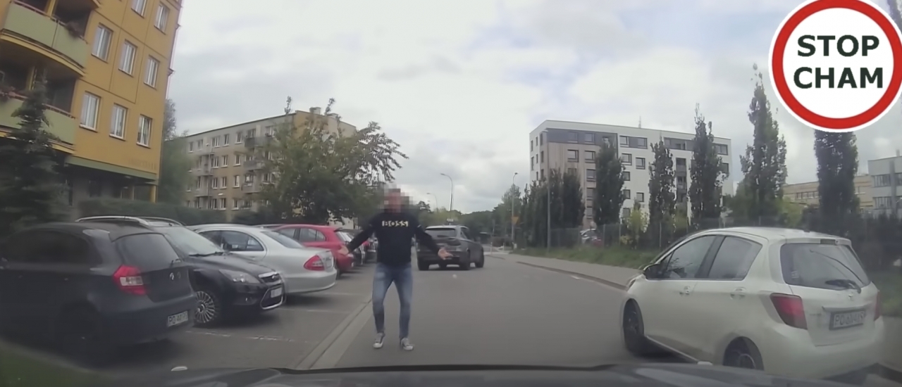 Jedna z agresywnych sytuacji na poznańskiej ulicy. | fot. Screen z nagrania STOP CHAM / YouTube