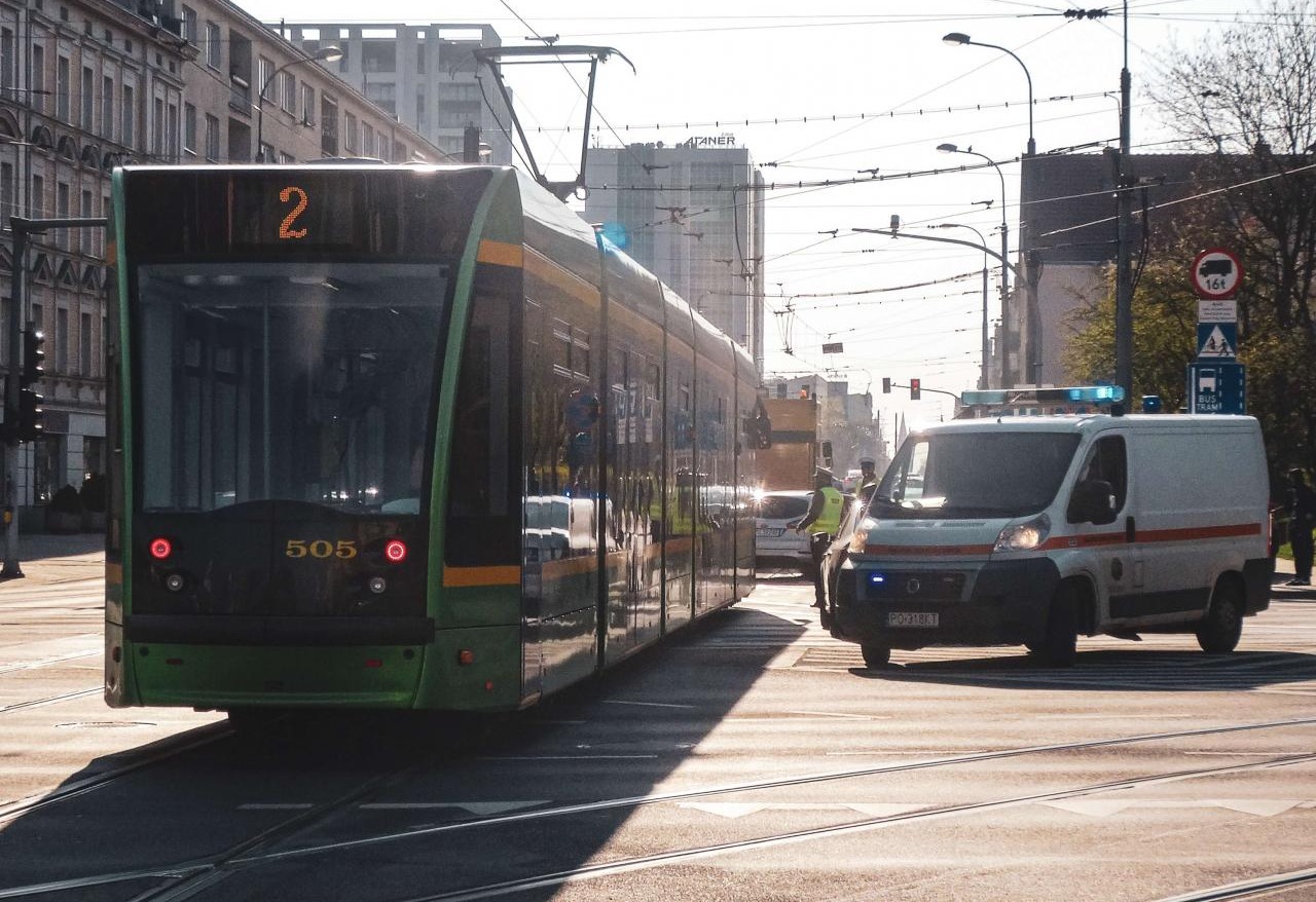 Tramwaj zepsuł się na środku jeżyckiego skrzyżowania. "Korki wielkie"