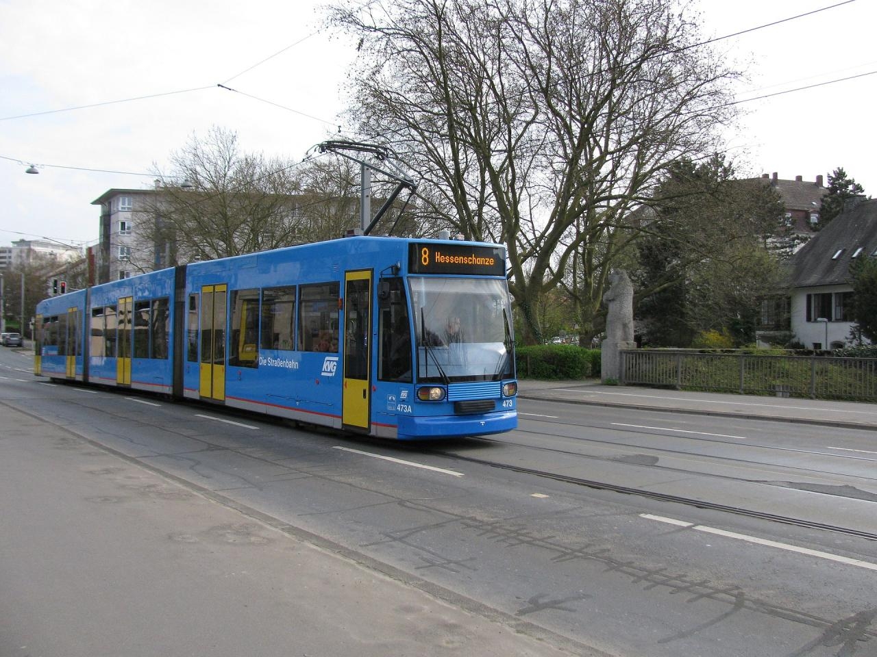 Duewag NGT6C w Kassel - model podobny do tego z Bonn | fot. GeorgDerReisende / Wikipedia
