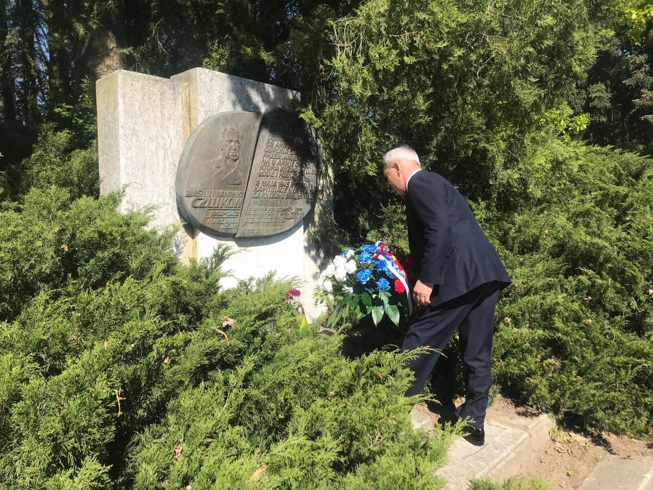 Rosyjski konsul złożył kwiaty na Cytadeli i cmentarzu na Miłostowie